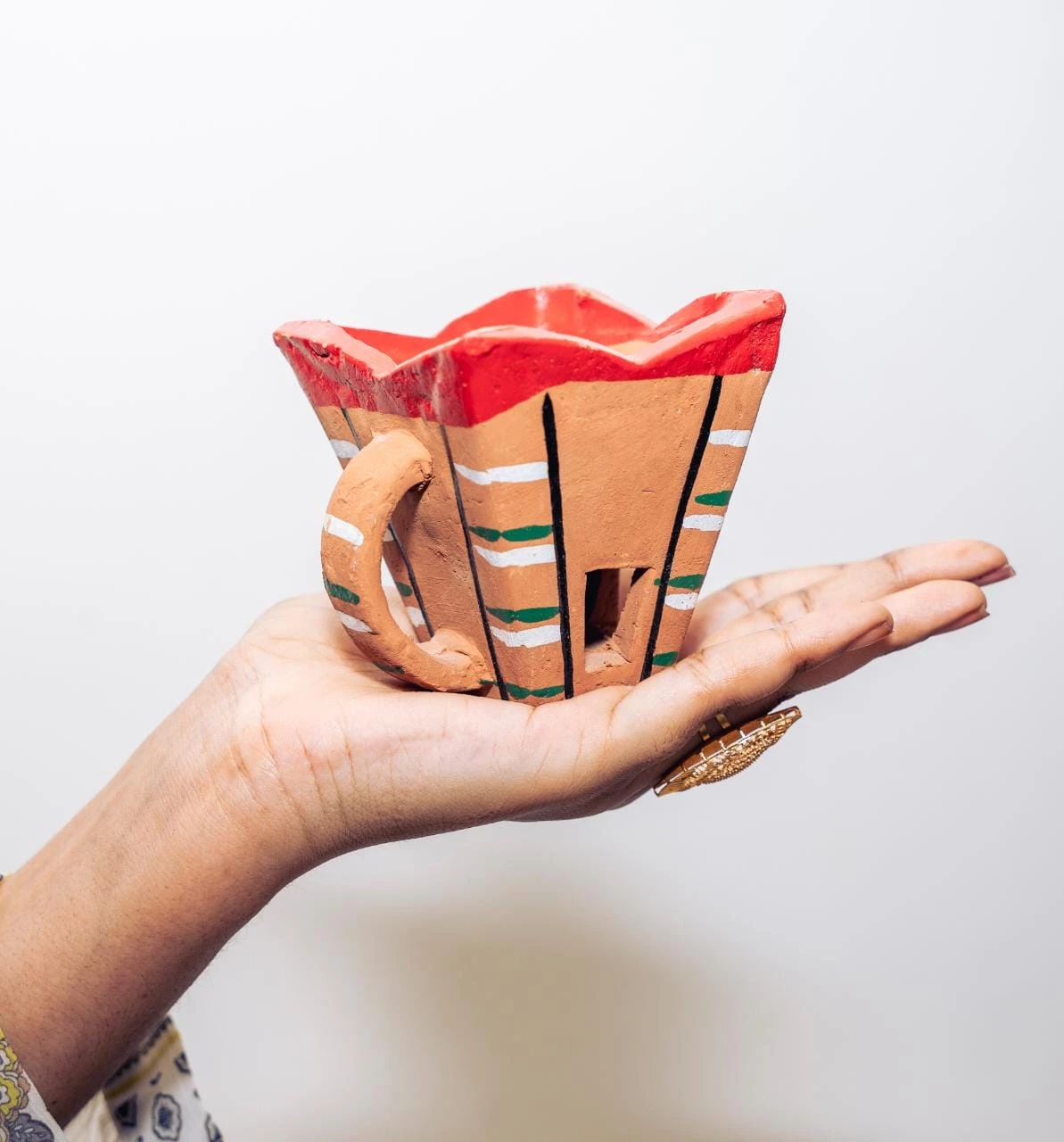 WhatsApp Image 2023-03-01 at 13.28.19 مبخرة فخارية عمانية (حجم صغير) - الصورة 1